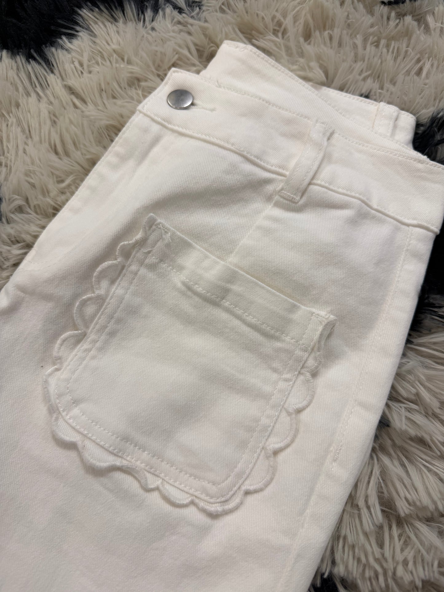 White Solid Scalloped Pocket Shift Jeans