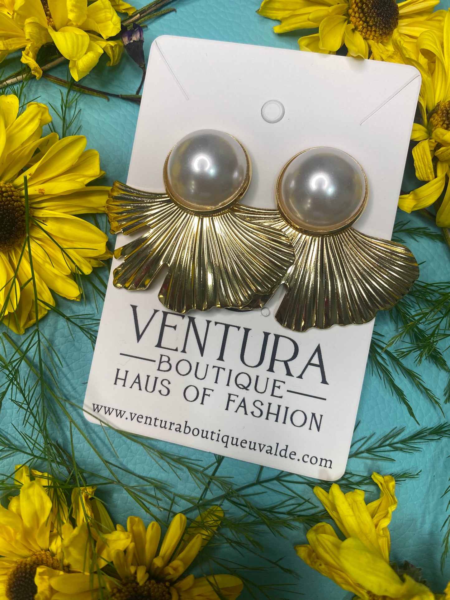 ￼ Imitation pearl Fan Post Earrings