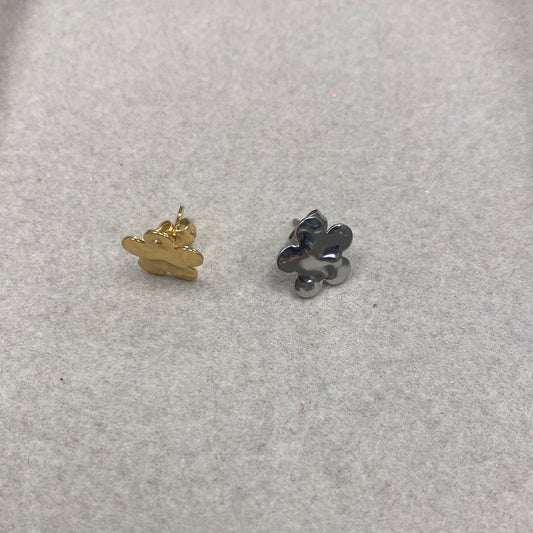 Flower stud earrings