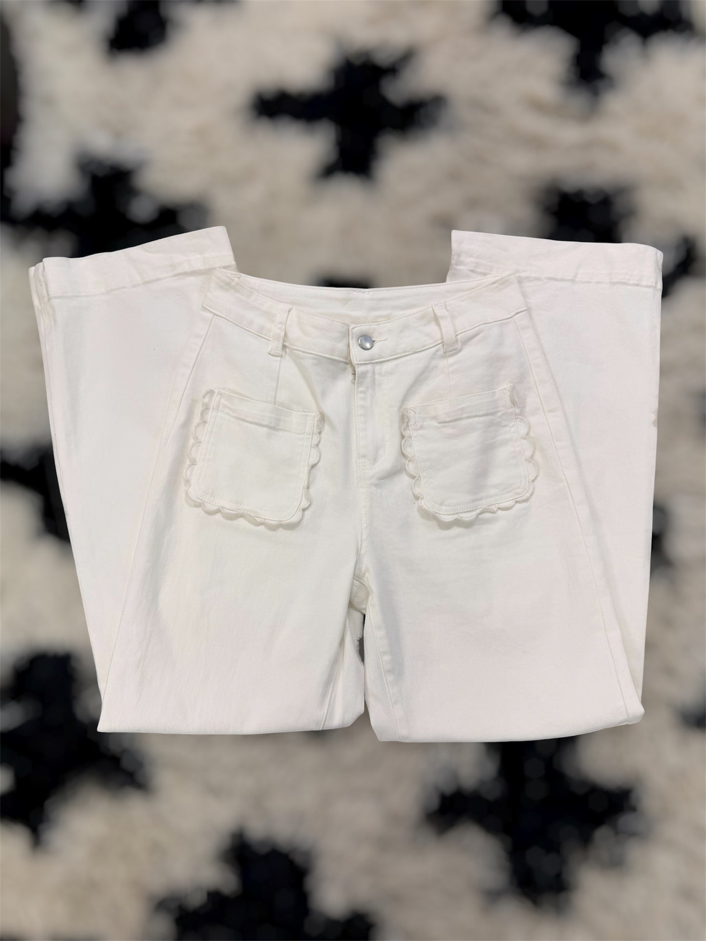 White Solid Scalloped Pocket Shift Jeans