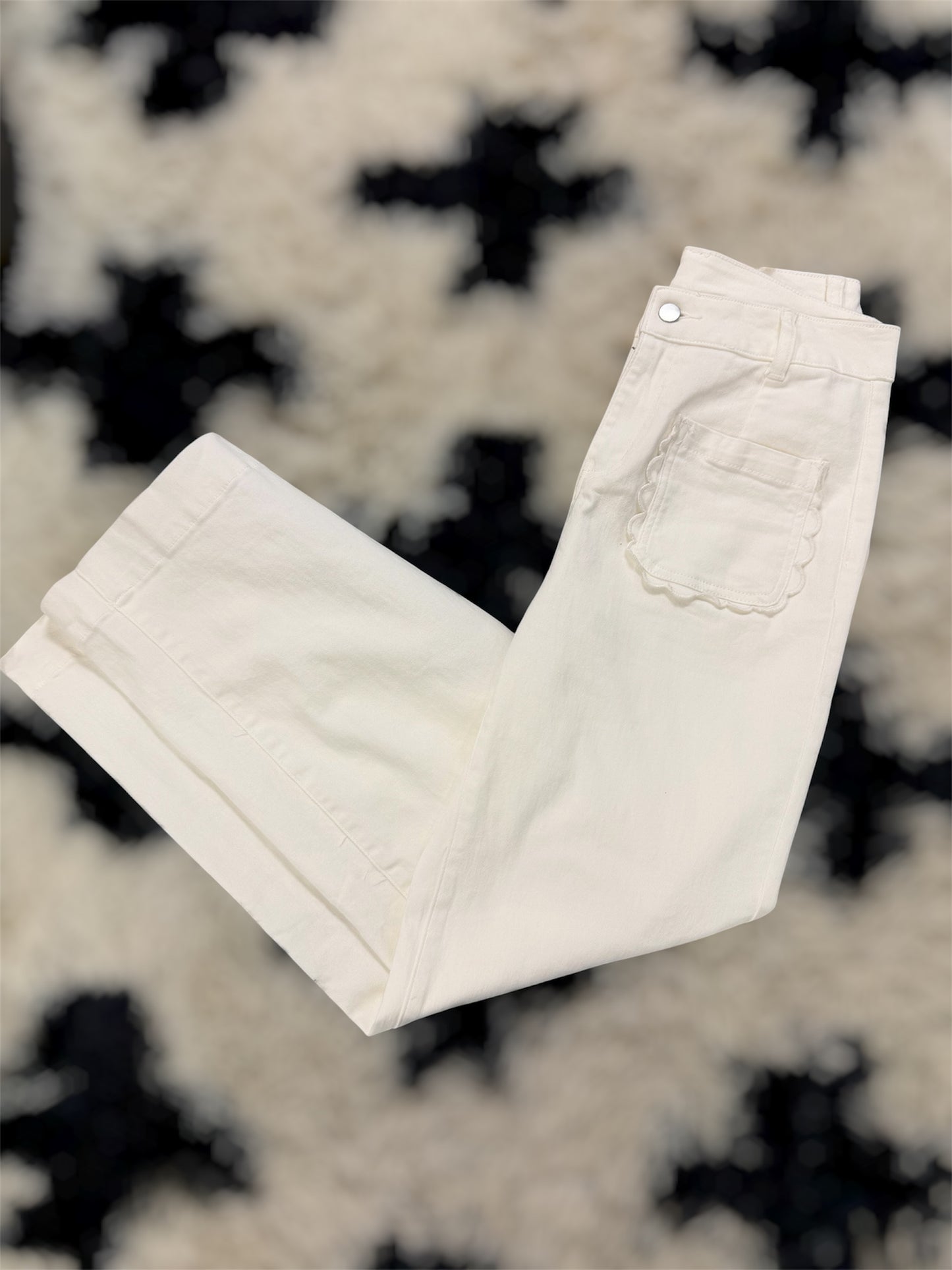 White Solid Scalloped Pocket Shift Jeans
