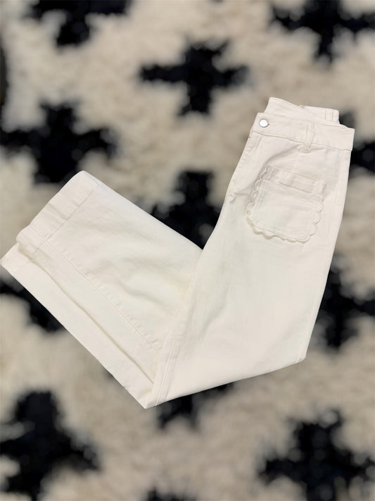 White Solid Scalloped Pocket Shift Jeans